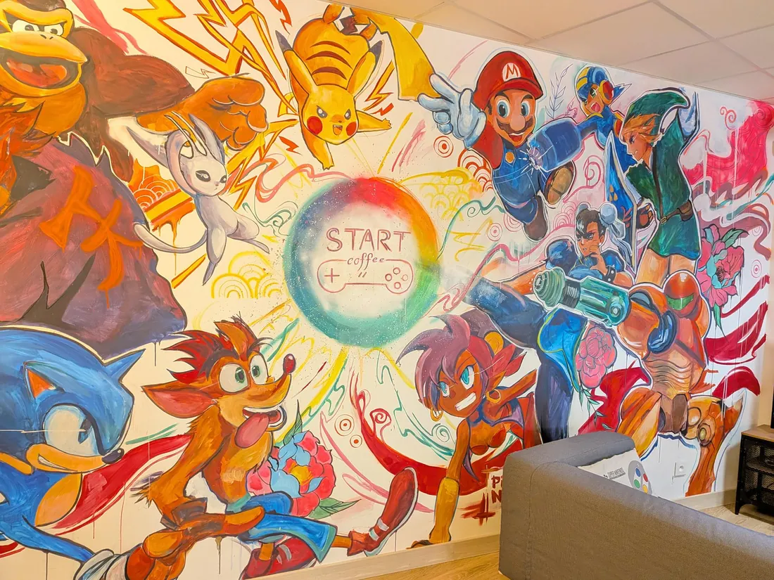 Grande fresque mêlant Mario, Sonic, Crash Bandicoot et le logo Start Coffee