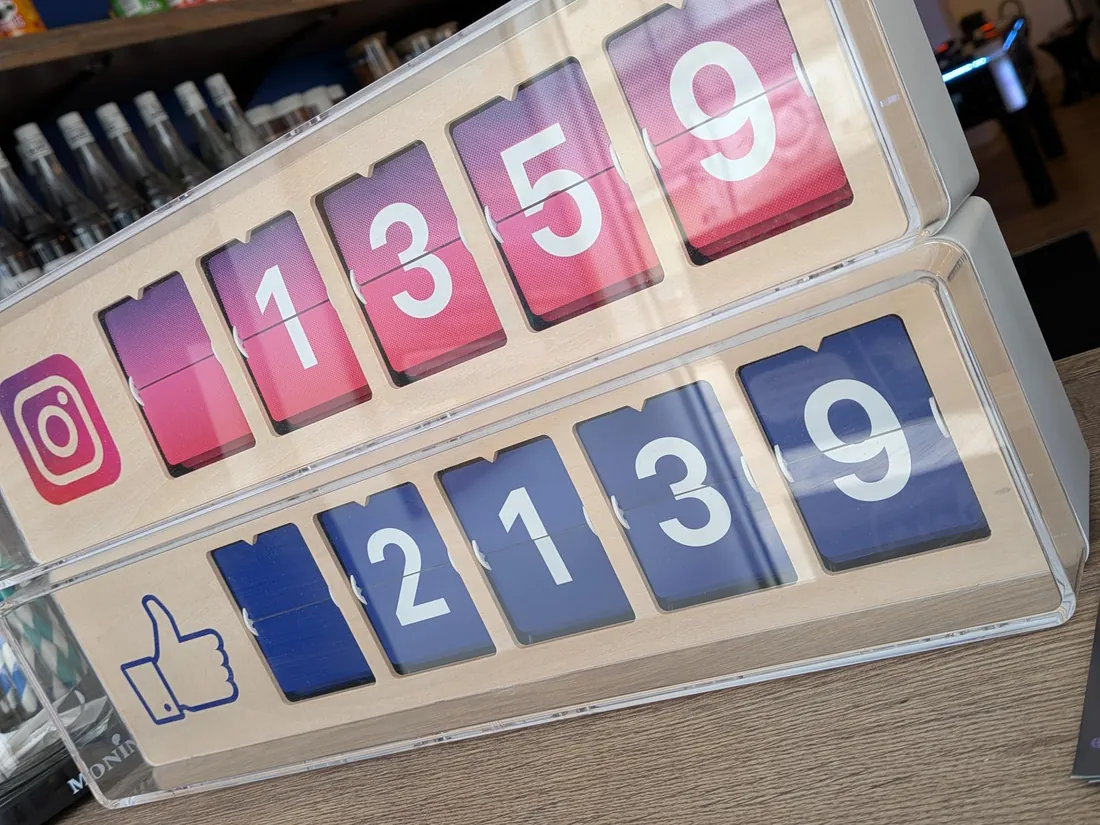 Compteurs d'abonnés Instagram et Facebook affichés dans le café