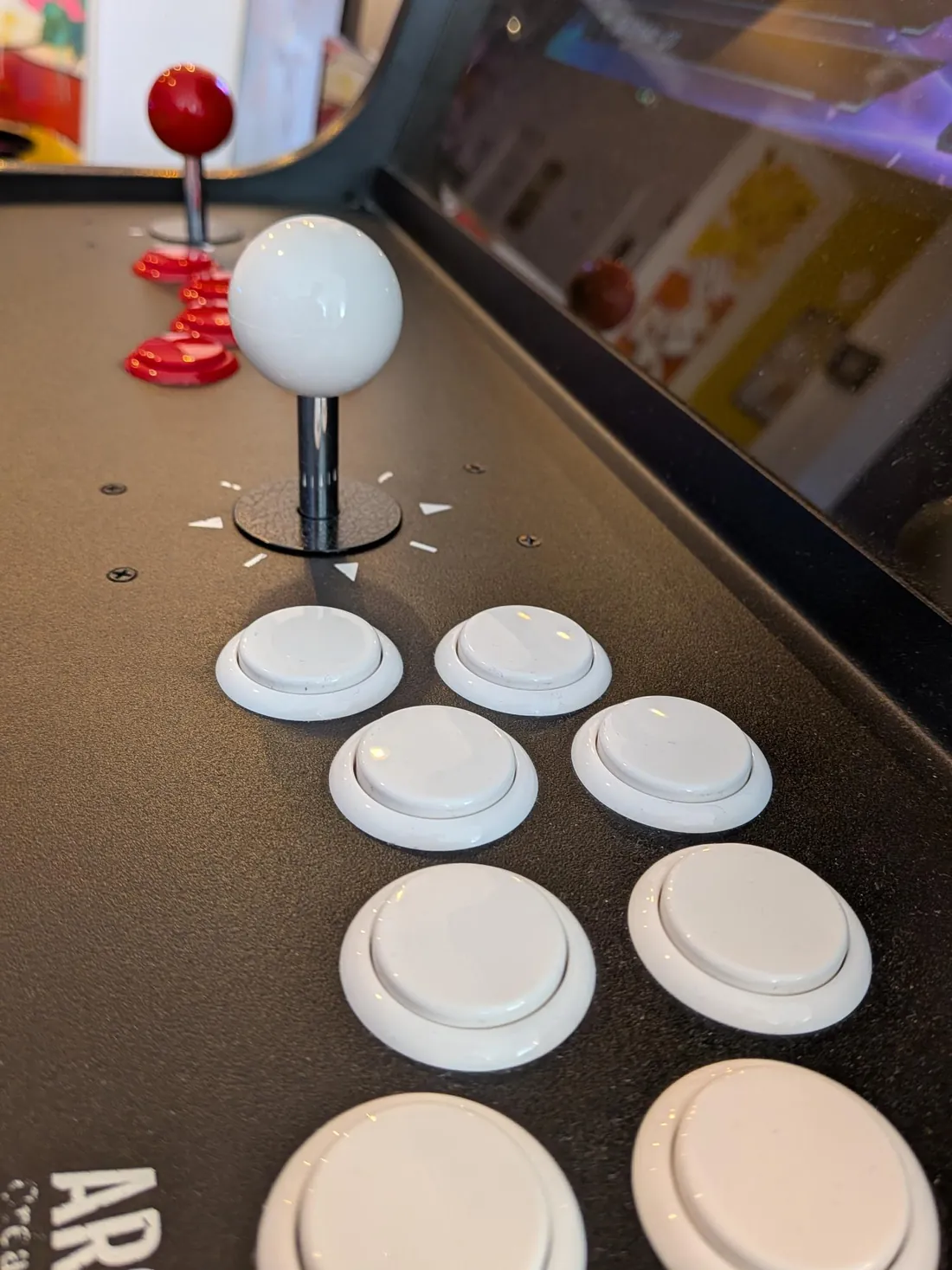 Joystick rouge et boutons blancs d'une borne d'arcade